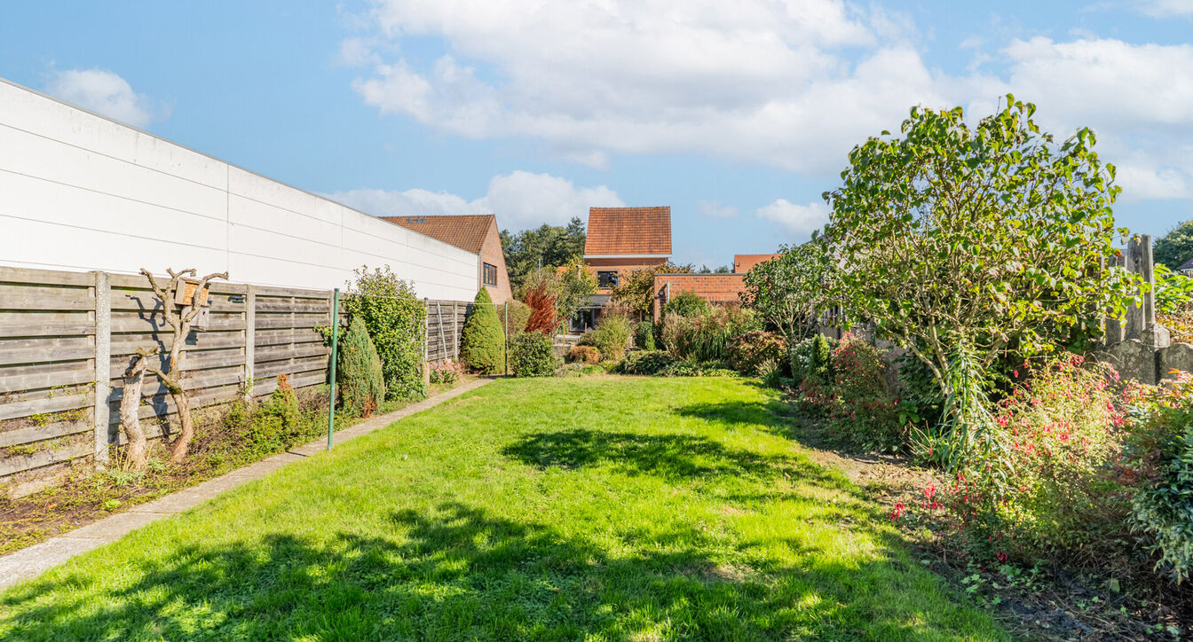 Deze gedeeltelijk gerenoveerde eengezinswoning is gelegen op een mooi perceel van ca. 832 m&sup2;, op een boogscheut van het centrum van Vosselaar.

De woning werd opgetrokken in 1978 en beschikt op het gelijkvloers over een inkomhal, een aangename leefruimte