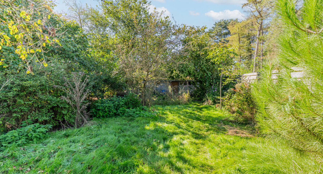 Deze gedeeltelijk gerenoveerde eengezinswoning is gelegen op een mooi perceel van ca. 832 m&sup2;, op een boogscheut van het centrum van Vosselaar.

De woning werd opgetrokken in 1978 en beschikt op het gelijkvloers over een inkomhal, een aangename leefruimte