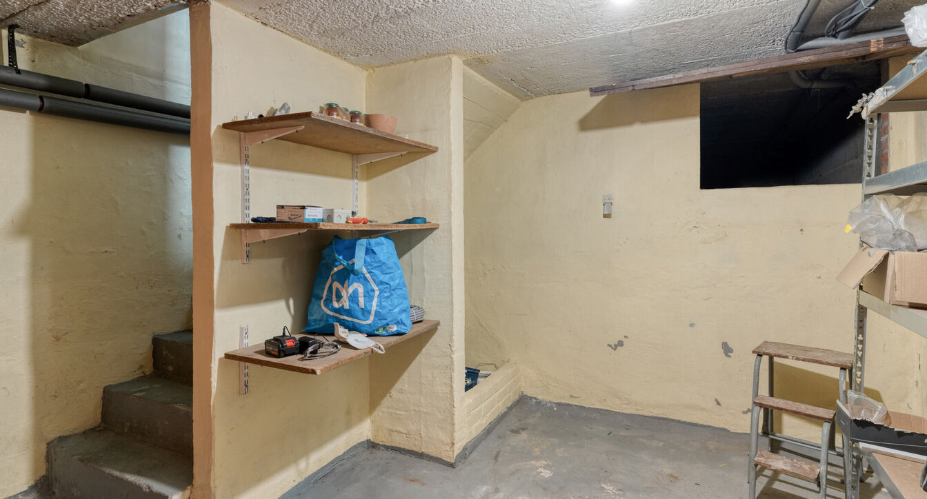 Deze gedeeltelijk gerenoveerde eengezinswoning is gelegen op een mooi perceel van ca. 832 m&sup2;, op een boogscheut van het centrum van Vosselaar.

De woning werd opgetrokken in 1978 en beschikt op het gelijkvloers over een inkomhal, een aangename leefruimte