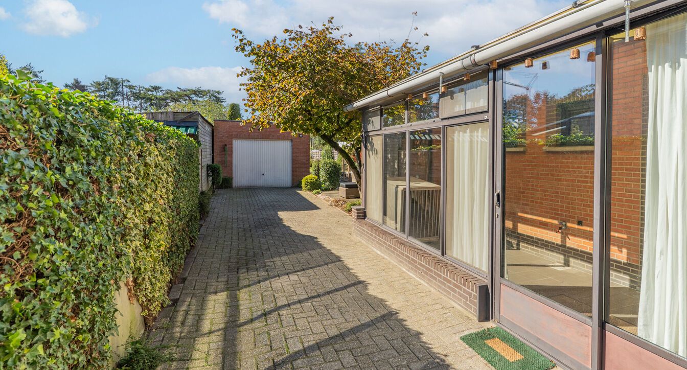 Deze gedeeltelijk gerenoveerde eengezinswoning is gelegen op een mooi perceel van ca. 832 m&sup2;, op een boogscheut van het centrum van Vosselaar.

De woning werd opgetrokken in 1978 en beschikt op het gelijkvloers over een inkomhal, een aangename leefruimte
