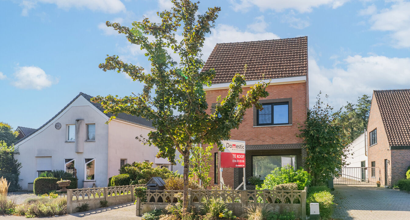 Deze gedeeltelijk gerenoveerde eengezinswoning is gelegen op een mooi perceel van ca. 832 m&sup2;, op een boogscheut van het centrum van Vosselaar.

De woning werd opgetrokken in 1978 en beschikt op het gelijkvloers over een inkomhal, een aangename leefruimte