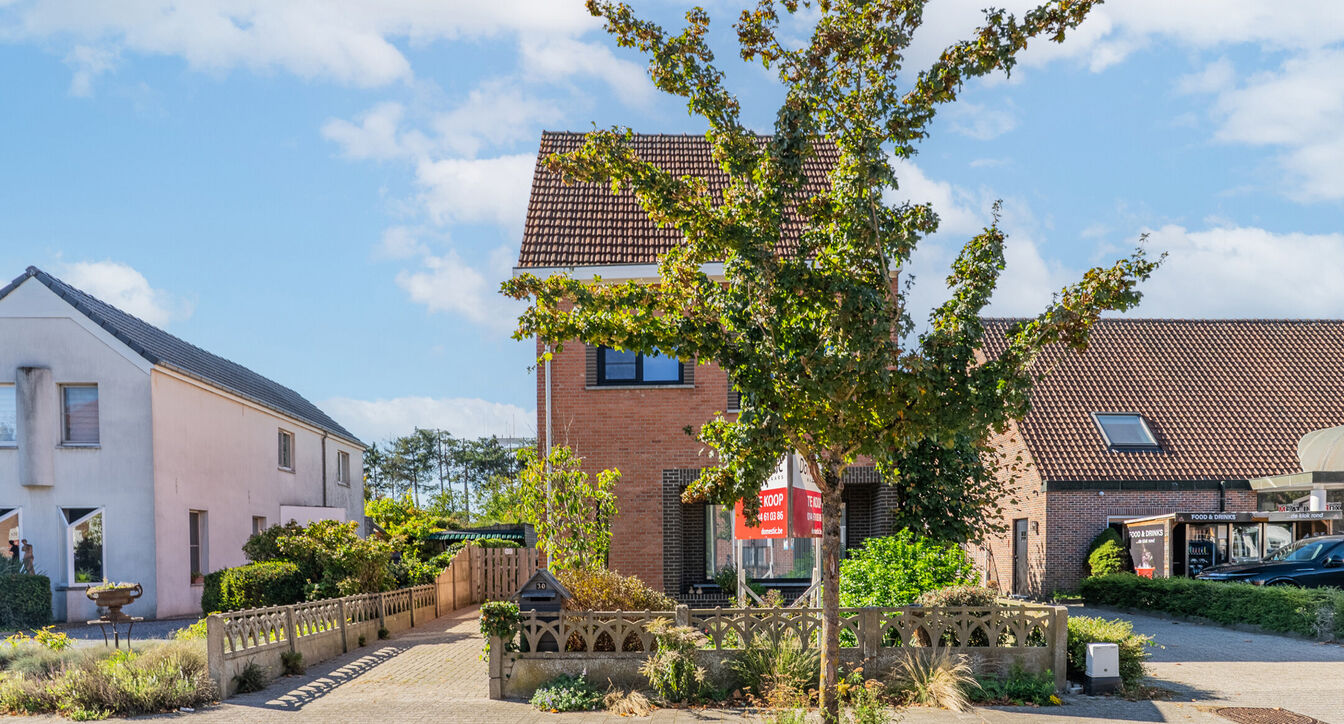 Deze gedeeltelijk gerenoveerde eengezinswoning is gelegen op een mooi perceel van ca. 832 m&sup2;, op een boogscheut van het centrum van Vosselaar.

De woning werd opgetrokken in 1978 en beschikt op het gelijkvloers over een inkomhal, een aangename leefruimte