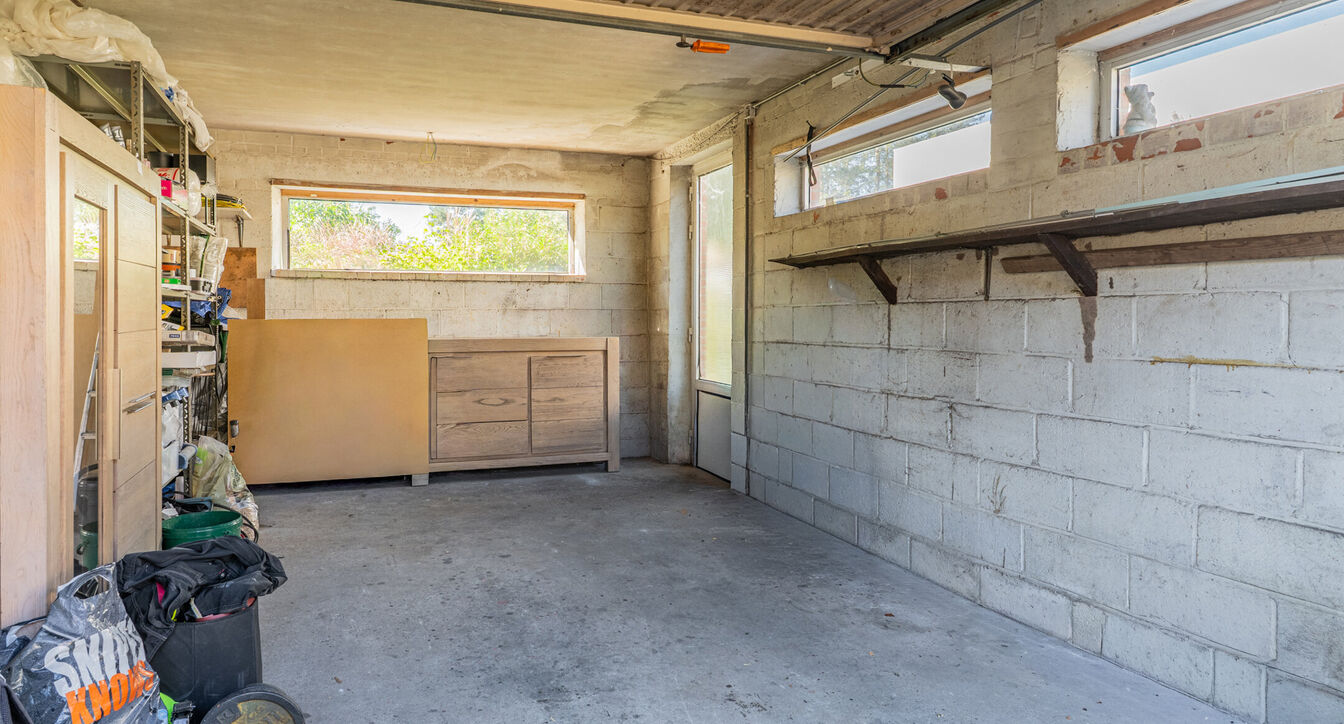 Deze gedeeltelijk gerenoveerde eengezinswoning is gelegen op een mooi perceel van ca. 832 m&sup2;, op een boogscheut van het centrum van Vosselaar.

De woning werd opgetrokken in 1978 en beschikt op het gelijkvloers over een inkomhal, een aangename leefruimte