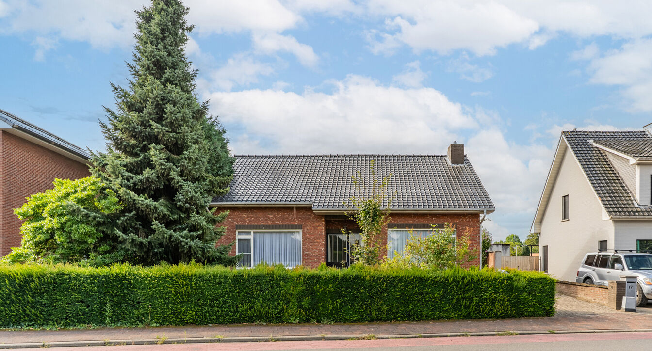 Deze te renoveren gelijkvloerse woning is uitstekend gelegen nabij het centrum van Vosselaar, op een ruim perceel van ca. 1.274 m². Dankzij de ligging, de grote tuin en de vele mogelijkheden vormt deze woning een ideale opportuniteit voor wie op zoek is