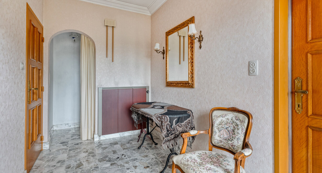 Deze te renoveren gelijkvloerse woning is uitstekend gelegen nabij het centrum van Vosselaar, op een ruim perceel van ca. 1.274 m². Dankzij de ligging, de grote tuin en de vele mogelijkheden vormt deze woning een ideale opportuniteit voor wie op zoek is