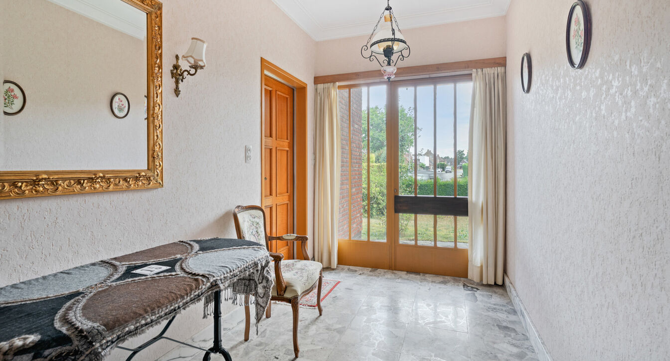 Deze te renoveren gelijkvloerse woning is uitstekend gelegen nabij het centrum van Vosselaar, op een ruim perceel van ca. 1.274 m². Dankzij de ligging, de grote tuin en de vele mogelijkheden vormt deze woning een ideale opportuniteit voor wie op zoek is