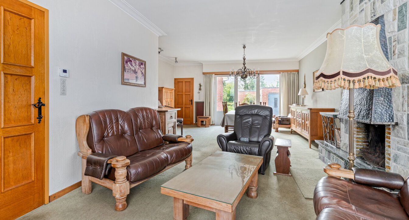 Deze te renoveren gelijkvloerse woning is uitstekend gelegen nabij het centrum van Vosselaar, op een ruim perceel van ca. 1.274 m². Dankzij de ligging, de grote tuin en de vele mogelijkheden vormt deze woning een ideale opportuniteit voor wie op zoek is