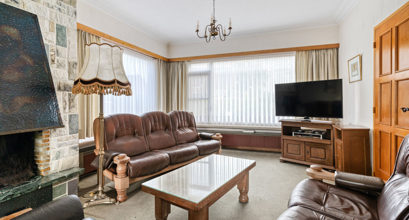 Deze te renoveren gelijkvloerse woning is uitstekend gelegen nabij het centrum van Vosselaar, op een ruim perceel van ca. 1.274 m². Dankzij de ligging, de grote tuin en de vele mogelijkheden vormt deze woning een ideale opportuniteit voor wie op zoek is