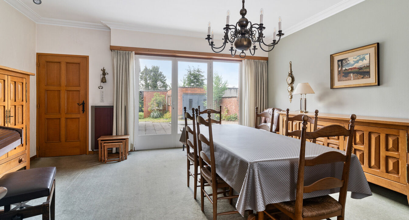 Deze te renoveren gelijkvloerse woning is uitstekend gelegen nabij het centrum van Vosselaar, op een ruim perceel van ca. 1.274 m². Dankzij de ligging, de grote tuin en de vele mogelijkheden vormt deze woning een ideale opportuniteit voor wie op zoek is