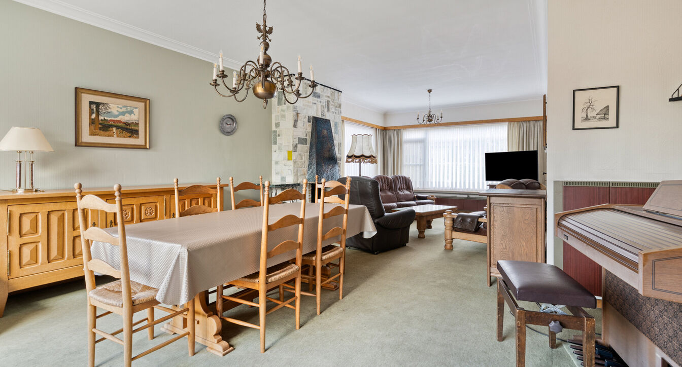 Deze te renoveren gelijkvloerse woning is uitstekend gelegen nabij het centrum van Vosselaar, op een ruim perceel van ca. 1.274 m². Dankzij de ligging, de grote tuin en de vele mogelijkheden vormt deze woning een ideale opportuniteit voor wie op zoek is
