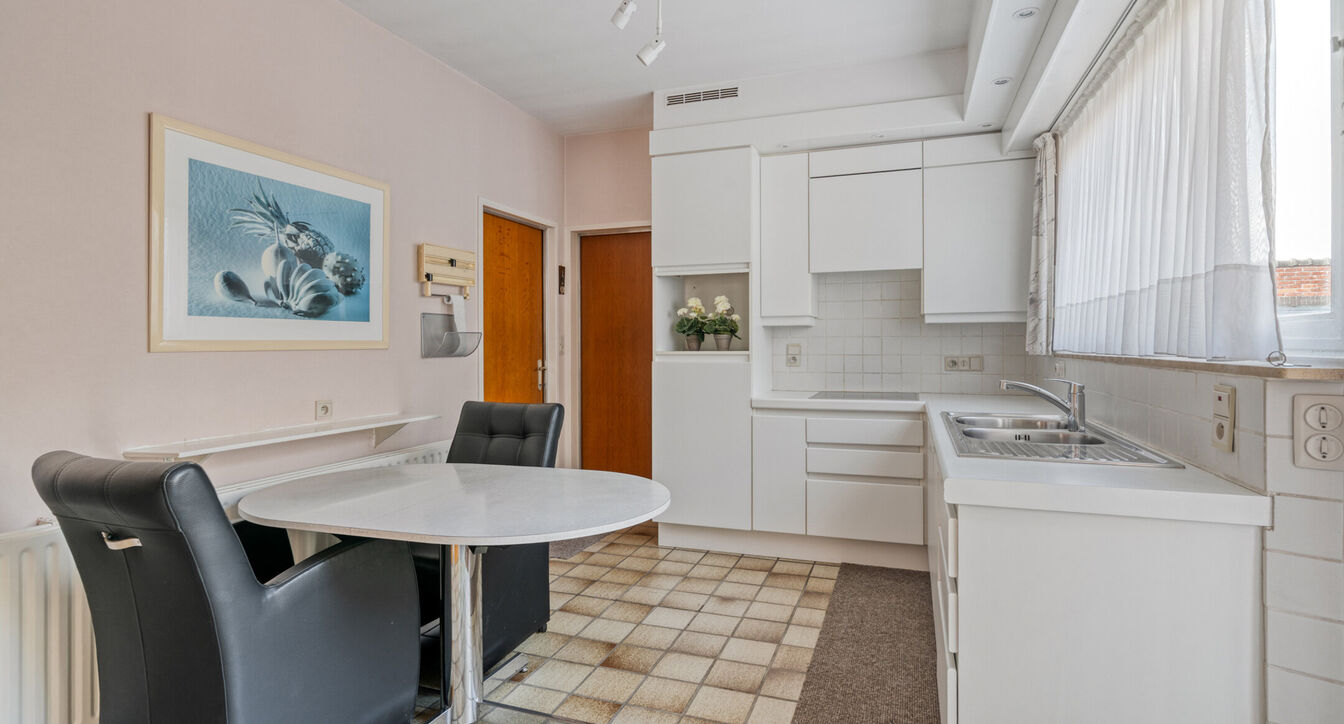 Deze te renoveren gelijkvloerse woning is uitstekend gelegen nabij het centrum van Vosselaar, op een ruim perceel van ca. 1.274 m². Dankzij de ligging, de grote tuin en de vele mogelijkheden vormt deze woning een ideale opportuniteit voor wie op zoek is