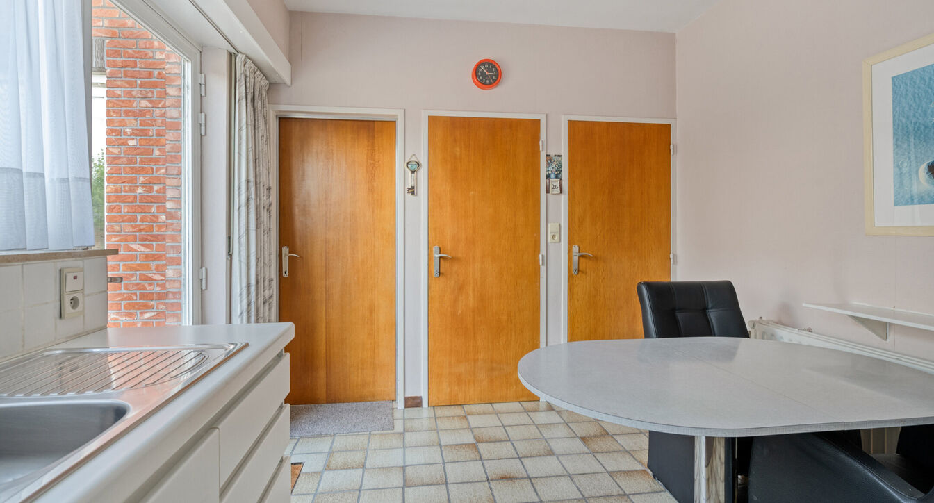 Deze te renoveren gelijkvloerse woning is uitstekend gelegen nabij het centrum van Vosselaar, op een ruim perceel van ca. 1.274 m². Dankzij de ligging, de grote tuin en de vele mogelijkheden vormt deze woning een ideale opportuniteit voor wie op zoek is