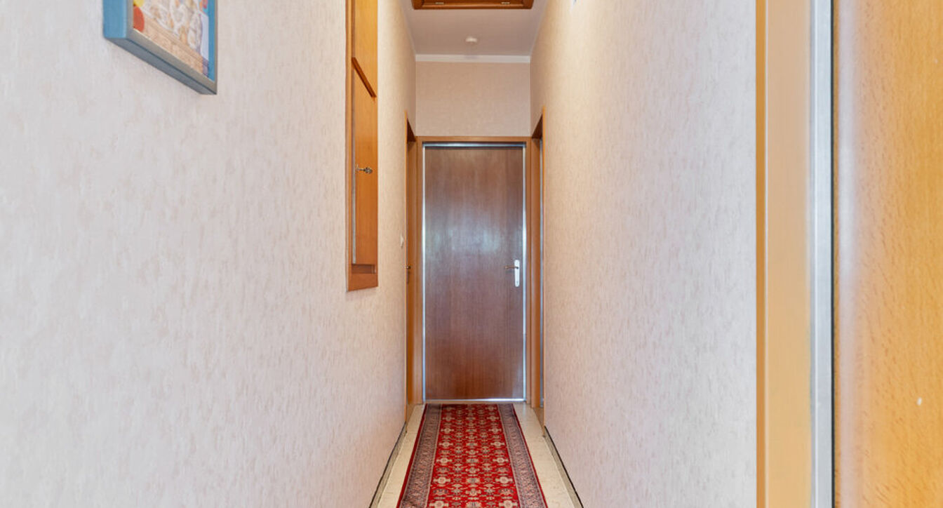 Deze te renoveren gelijkvloerse woning is uitstekend gelegen nabij het centrum van Vosselaar, op een ruim perceel van ca. 1.274 m². Dankzij de ligging, de grote tuin en de vele mogelijkheden vormt deze woning een ideale opportuniteit voor wie op zoek is