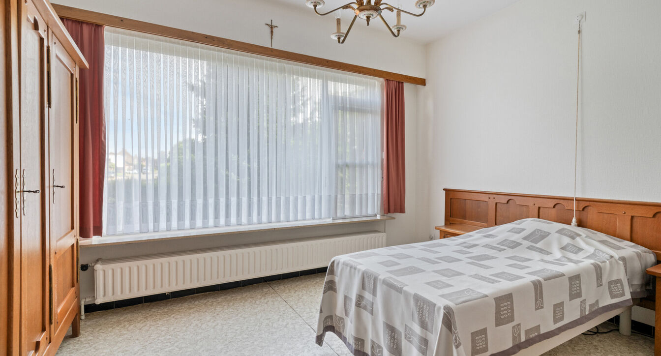 Deze te renoveren gelijkvloerse woning is uitstekend gelegen nabij het centrum van Vosselaar, op een ruim perceel van ca. 1.274 m². Dankzij de ligging, de grote tuin en de vele mogelijkheden vormt deze woning een ideale opportuniteit voor wie op zoek is