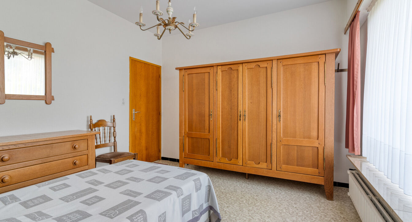 Deze te renoveren gelijkvloerse woning is uitstekend gelegen nabij het centrum van Vosselaar, op een ruim perceel van ca. 1.274 m². Dankzij de ligging, de grote tuin en de vele mogelijkheden vormt deze woning een ideale opportuniteit voor wie op zoek is