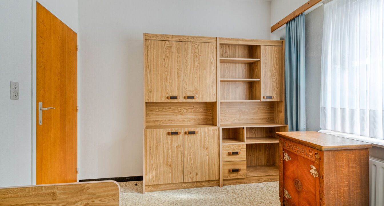 Deze te renoveren gelijkvloerse woning is uitstekend gelegen nabij het centrum van Vosselaar, op een ruim perceel van ca. 1.274 m². Dankzij de ligging, de grote tuin en de vele mogelijkheden vormt deze woning een ideale opportuniteit voor wie op zoek is