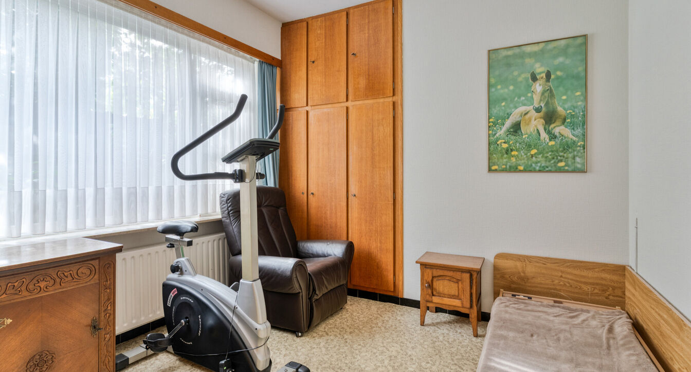 Deze te renoveren gelijkvloerse woning is uitstekend gelegen nabij het centrum van Vosselaar, op een ruim perceel van ca. 1.274 m². Dankzij de ligging, de grote tuin en de vele mogelijkheden vormt deze woning een ideale opportuniteit voor wie op zoek is