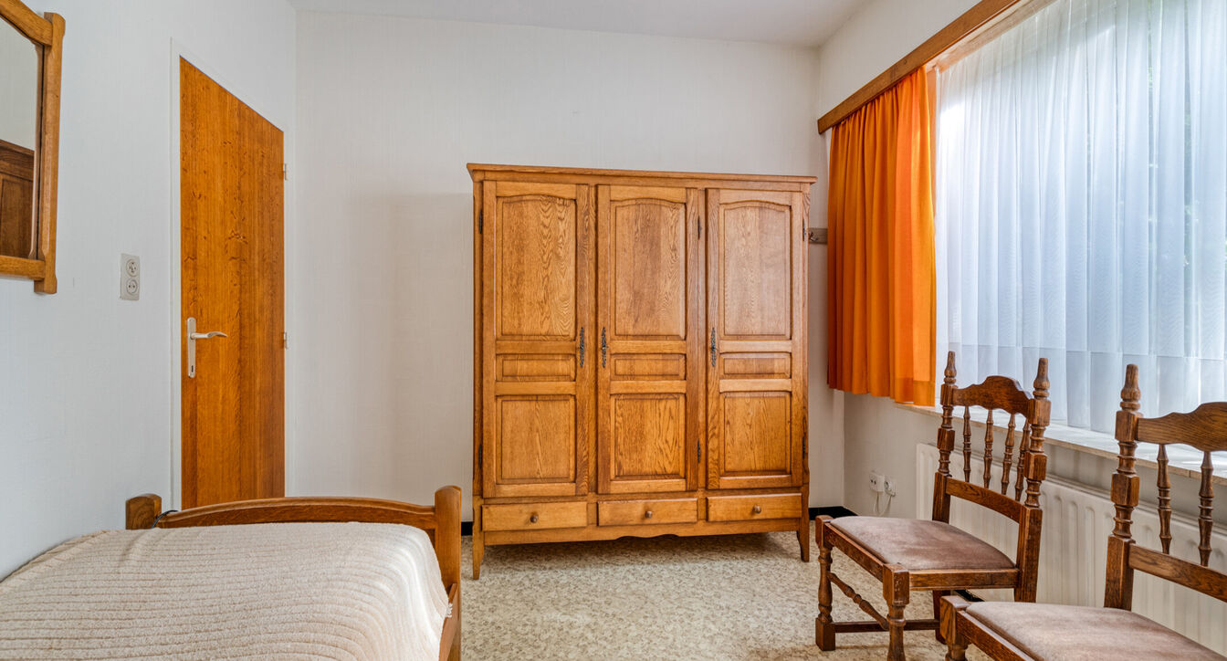 Deze te renoveren gelijkvloerse woning is uitstekend gelegen nabij het centrum van Vosselaar, op een ruim perceel van ca. 1.274 m². Dankzij de ligging, de grote tuin en de vele mogelijkheden vormt deze woning een ideale opportuniteit voor wie op zoek is