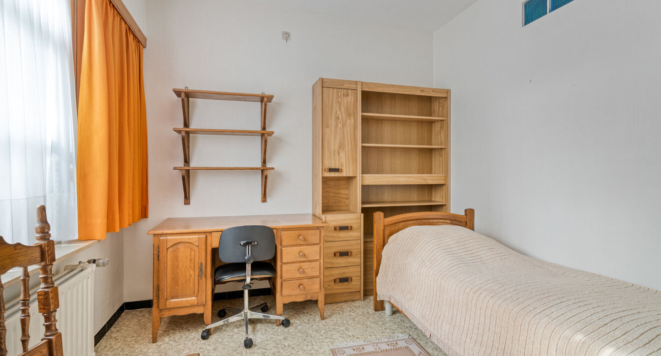 Deze te renoveren gelijkvloerse woning is uitstekend gelegen nabij het centrum van Vosselaar, op een ruim perceel van ca. 1.274 m². Dankzij de ligging, de grote tuin en de vele mogelijkheden vormt deze woning een ideale opportuniteit voor wie op zoek is