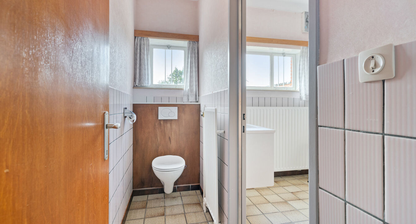 Deze te renoveren gelijkvloerse woning is uitstekend gelegen nabij het centrum van Vosselaar, op een ruim perceel van ca. 1.274 m². Dankzij de ligging, de grote tuin en de vele mogelijkheden vormt deze woning een ideale opportuniteit voor wie op zoek is