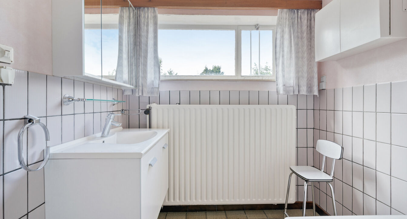 Deze te renoveren gelijkvloerse woning is uitstekend gelegen nabij het centrum van Vosselaar, op een ruim perceel van ca. 1.274 m². Dankzij de ligging, de grote tuin en de vele mogelijkheden vormt deze woning een ideale opportuniteit voor wie op zoek is