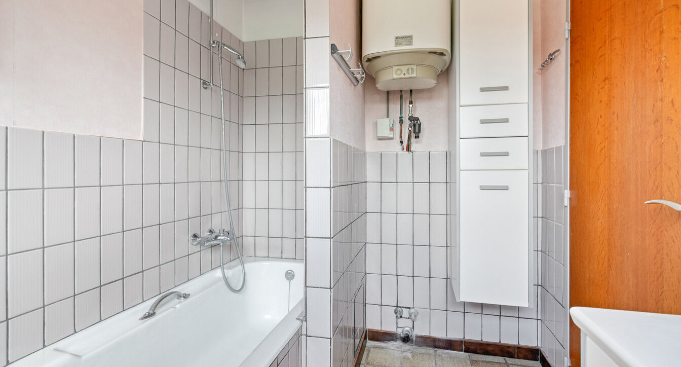 Deze te renoveren gelijkvloerse woning is uitstekend gelegen nabij het centrum van Vosselaar, op een ruim perceel van ca. 1.274 m². Dankzij de ligging, de grote tuin en de vele mogelijkheden vormt deze woning een ideale opportuniteit voor wie op zoek is