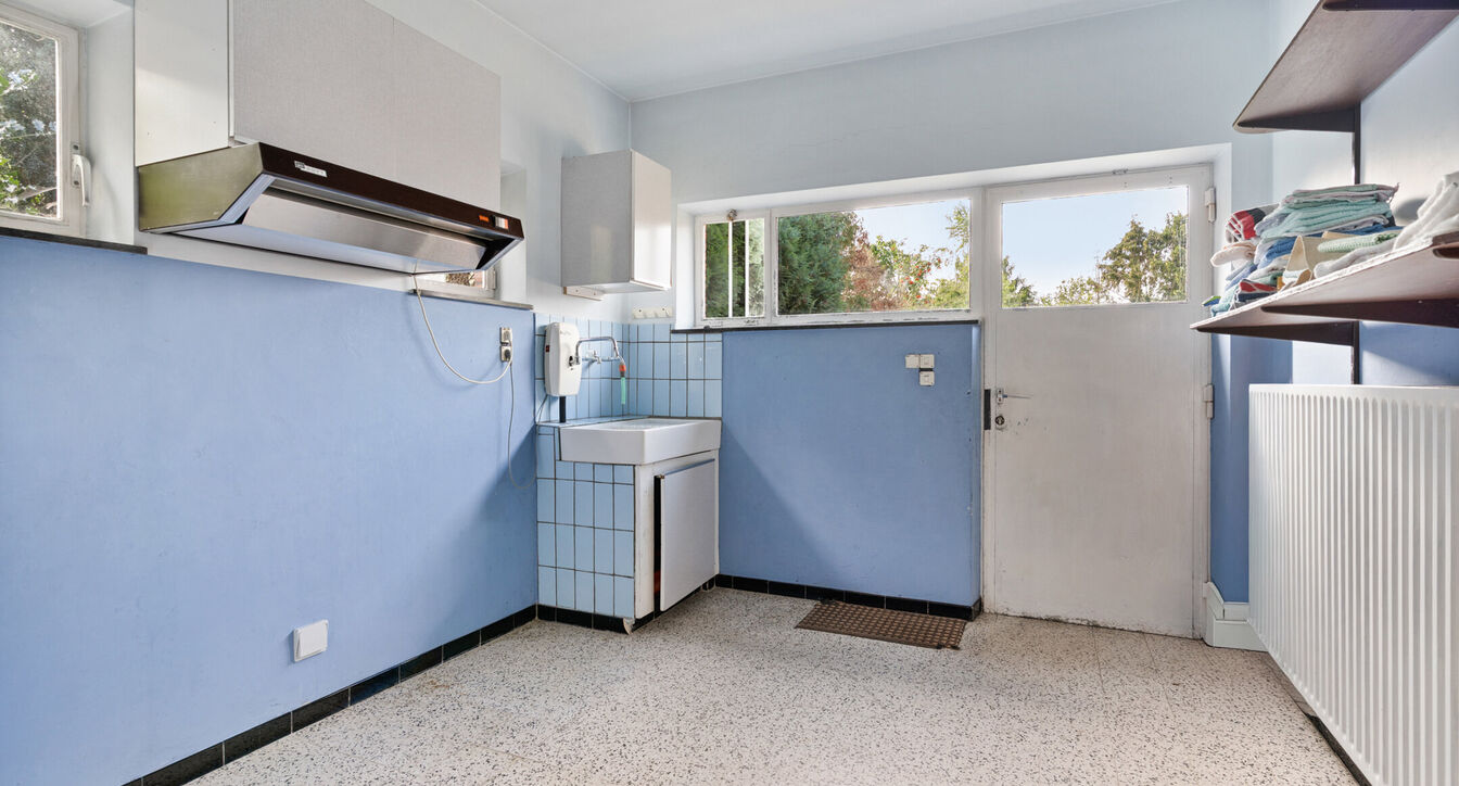Deze te renoveren gelijkvloerse woning is uitstekend gelegen nabij het centrum van Vosselaar, op een ruim perceel van ca. 1.274 m². Dankzij de ligging, de grote tuin en de vele mogelijkheden vormt deze woning een ideale opportuniteit voor wie op zoek is