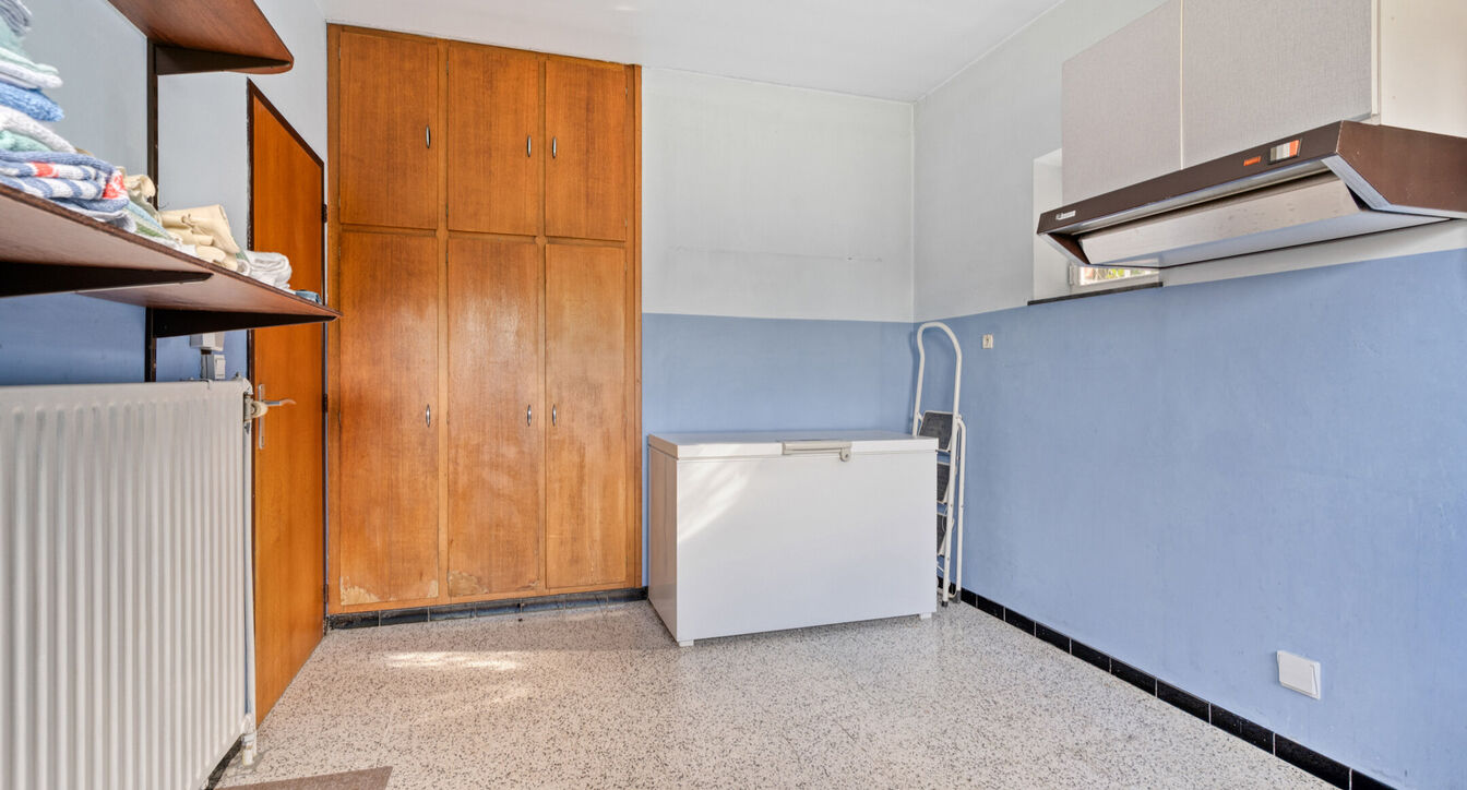 Deze te renoveren gelijkvloerse woning is uitstekend gelegen nabij het centrum van Vosselaar, op een ruim perceel van ca. 1.274 m². Dankzij de ligging, de grote tuin en de vele mogelijkheden vormt deze woning een ideale opportuniteit voor wie op zoek is