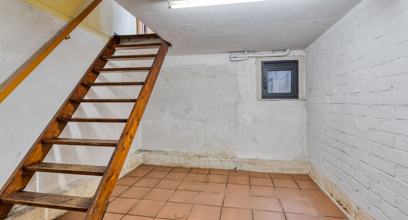 Deze te renoveren gelijkvloerse woning is uitstekend gelegen nabij het centrum van Vosselaar, op een ruim perceel van ca. 1.274 m². Dankzij de ligging, de grote tuin en de vele mogelijkheden vormt deze woning een ideale opportuniteit voor wie op zoek is