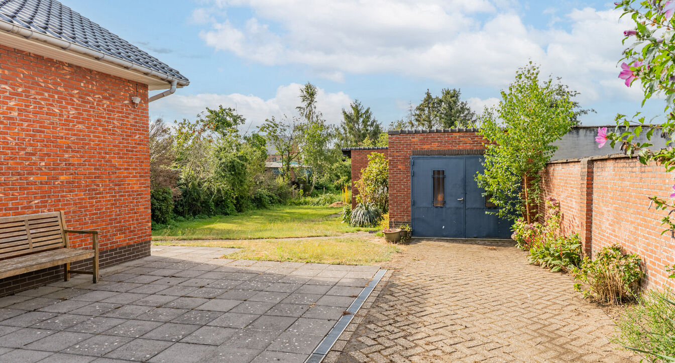 Deze te renoveren gelijkvloerse woning is uitstekend gelegen nabij het centrum van Vosselaar, op een ruim perceel van ca. 1.274 m². Dankzij de ligging, de grote tuin en de vele mogelijkheden vormt deze woning een ideale opportuniteit voor wie op zoek is