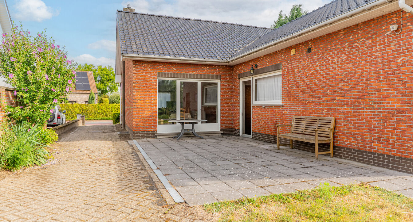Deze te renoveren gelijkvloerse woning is uitstekend gelegen nabij het centrum van Vosselaar, op een ruim perceel van ca. 1.274 m². Dankzij de ligging, de grote tuin en de vele mogelijkheden vormt deze woning een ideale opportuniteit voor wie op zoek is