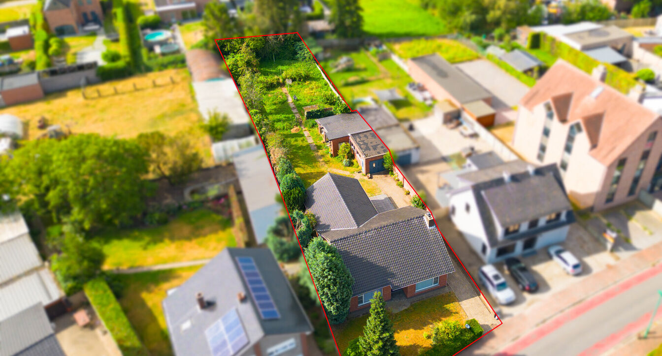 Deze te renoveren gelijkvloerse woning is uitstekend gelegen nabij het centrum van Vosselaar, op een ruim perceel van ca. 1.274 m². Dankzij de ligging, de grote tuin en de vele mogelijkheden vormt deze woning een ideale opportuniteit voor wie op zoek is