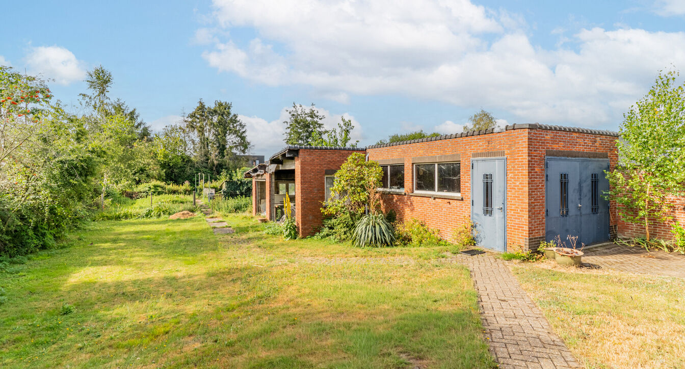 Deze te renoveren gelijkvloerse woning is uitstekend gelegen nabij het centrum van Vosselaar, op een ruim perceel van ca. 1.274 m². Dankzij de ligging, de grote tuin en de vele mogelijkheden vormt deze woning een ideale opportuniteit voor wie op zoek is