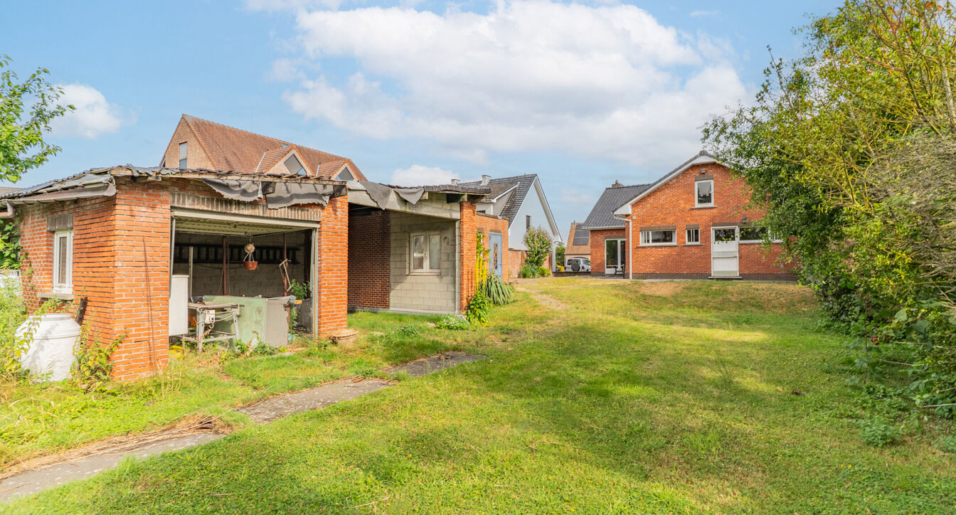 Deze te renoveren gelijkvloerse woning is uitstekend gelegen nabij het centrum van Vosselaar, op een ruim perceel van ca. 1.274 m². Dankzij de ligging, de grote tuin en de vele mogelijkheden vormt deze woning een ideale opportuniteit voor wie op zoek is