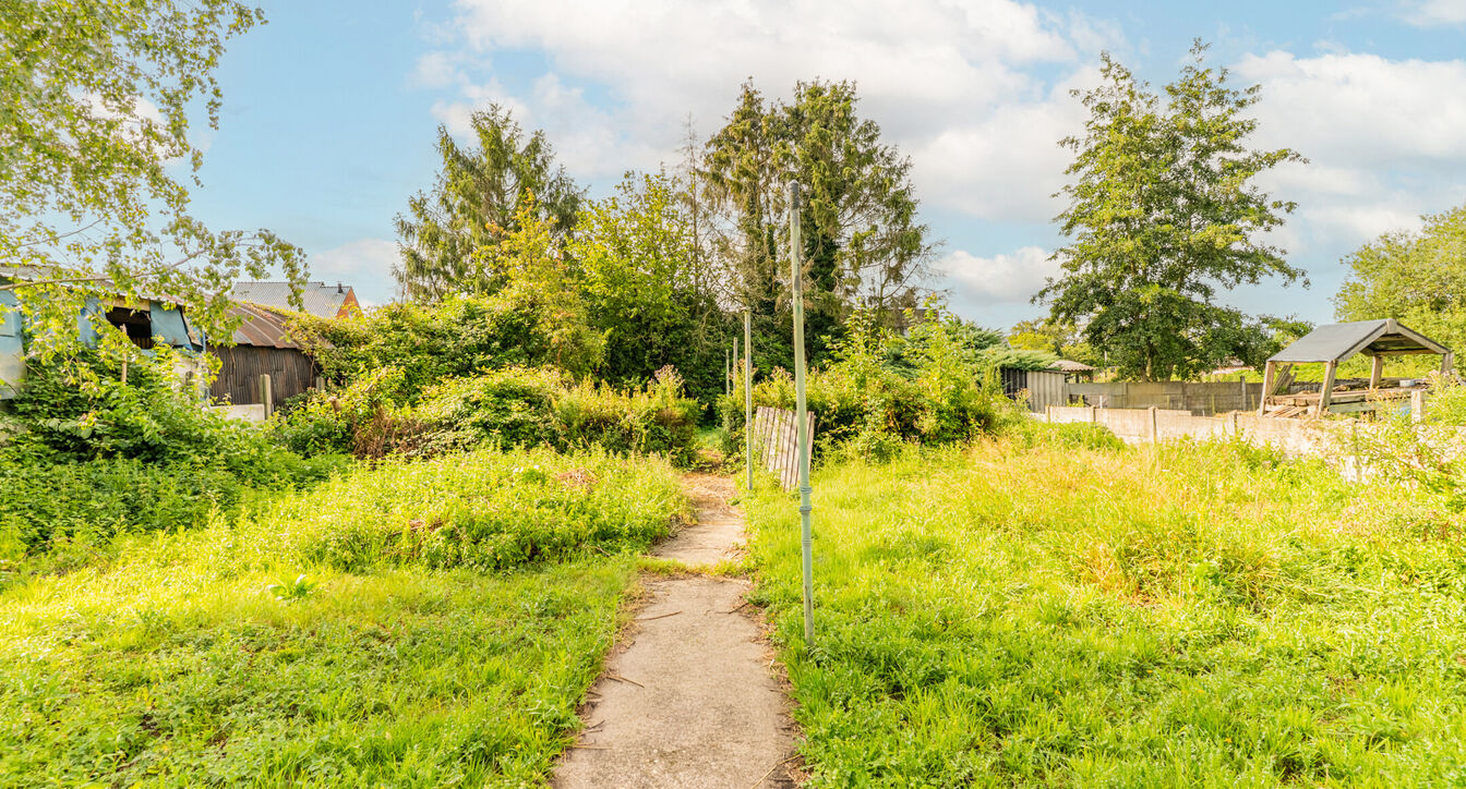 Deze te renoveren gelijkvloerse woning is uitstekend gelegen nabij het centrum van Vosselaar, op een ruim perceel van ca. 1.274 m². Dankzij de ligging, de grote tuin en de vele mogelijkheden vormt deze woning een ideale opportuniteit voor wie op zoek is