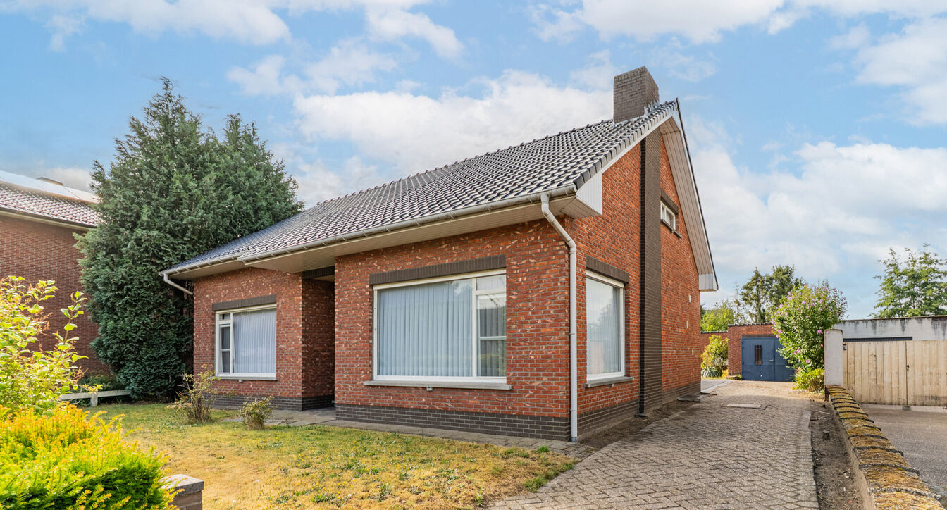 Deze te renoveren gelijkvloerse woning is uitstekend gelegen nabij het centrum van Vosselaar, op een ruim perceel van ca. 1.274 m². Dankzij de ligging, de grote tuin en de vele mogelijkheden vormt deze woning een ideale opportuniteit voor wie op zoek is