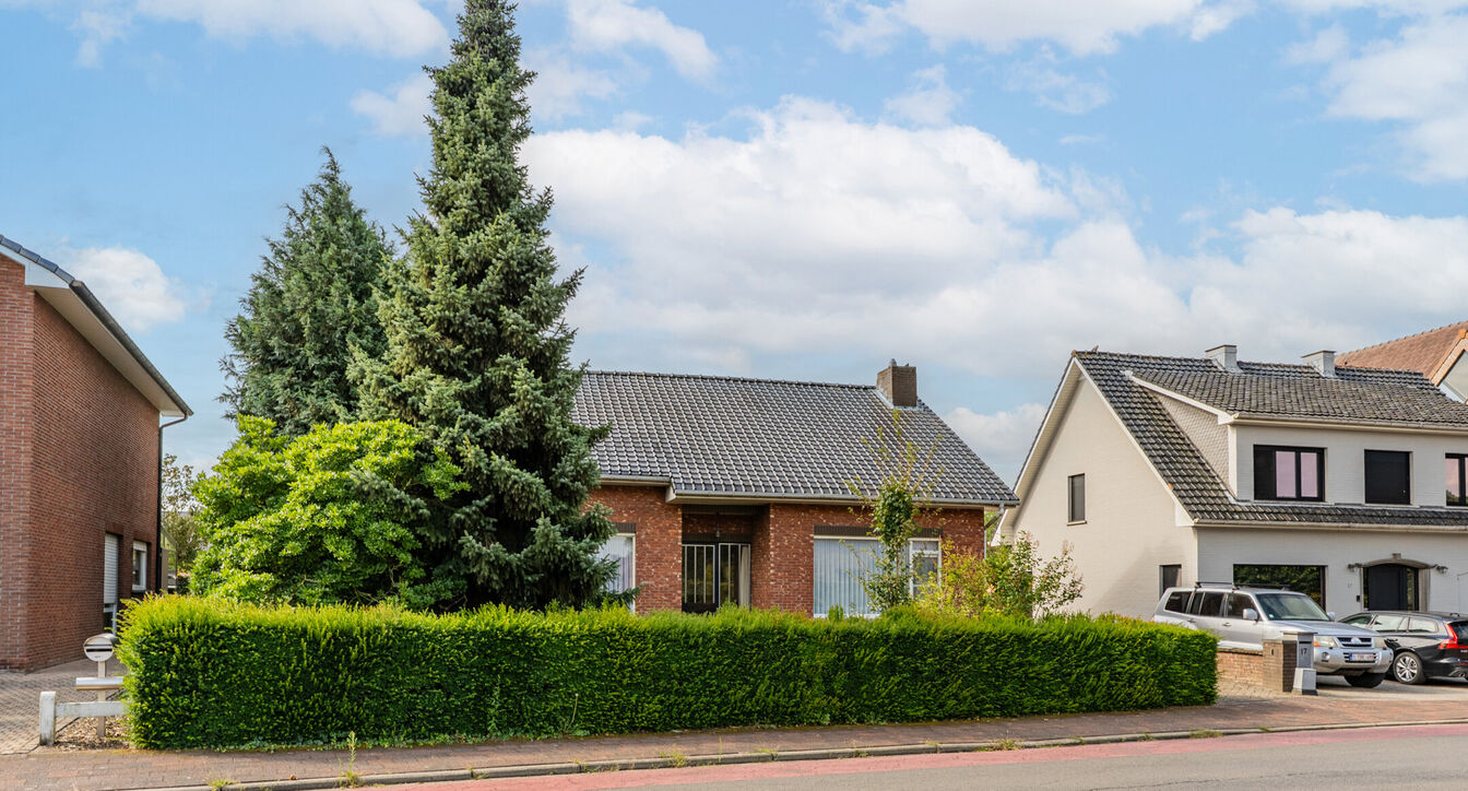 Deze te renoveren gelijkvloerse woning is uitstekend gelegen nabij het centrum van Vosselaar, op een ruim perceel van ca. 1.274 m². Dankzij de ligging, de grote tuin en de vele mogelijkheden vormt deze woning een ideale opportuniteit voor wie op zoek is