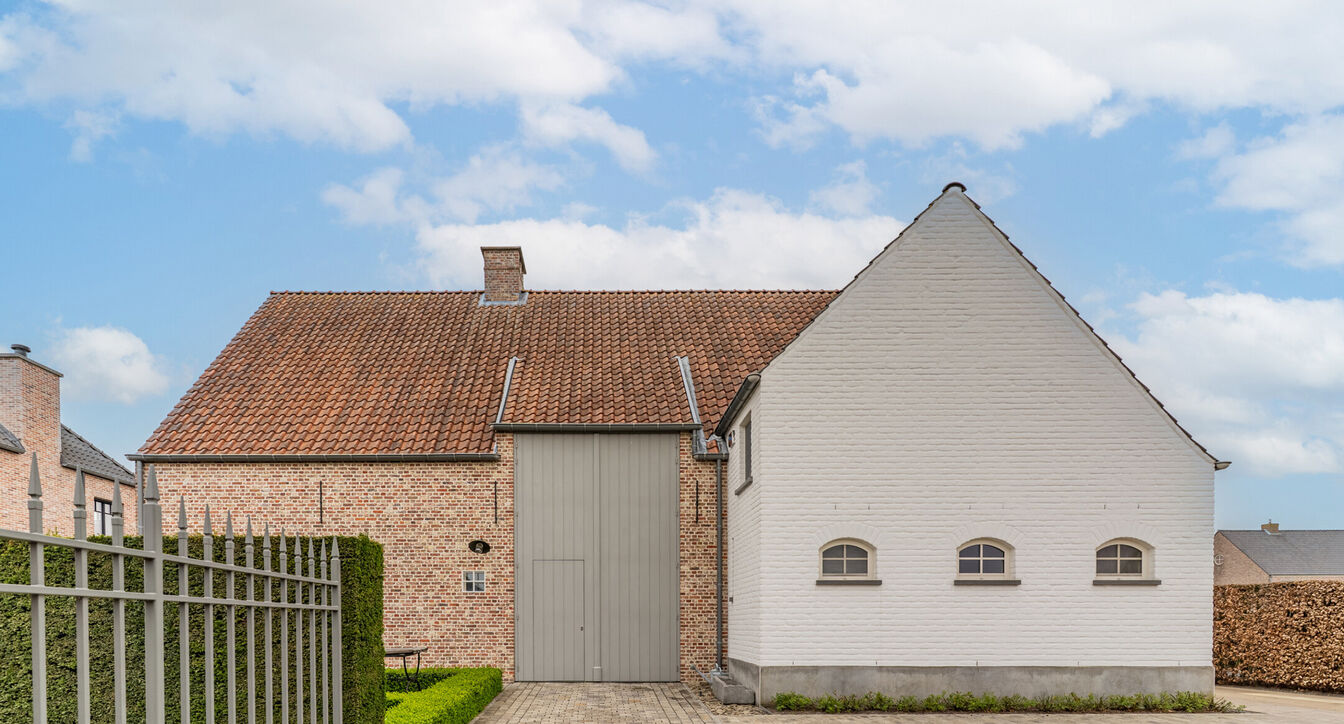 Deze stijlvolle, vrijstaande villa (bouwjaar 2005) is gelegen op een mooi perceel van 948 m&sup2; in een rustige, landelijke omgeving en combineert ruimte, comfort en een doordachte indeling.
De woning wordt gekenmerkt door grote raampartijen die zorgen voor 