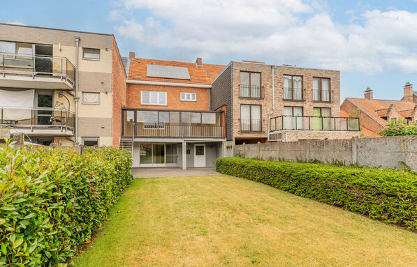 Deze bijzonder ruime, gedeeltelijk gerenoveerde gezinswoning geniet van een uitstekende ligging, vlak bij het centrum van Beerse. Dankzij de royale ruimtes en praktische indeling vormt deze woning de ideale thuisbasis voor gezinnen die op zoek zijn naar c