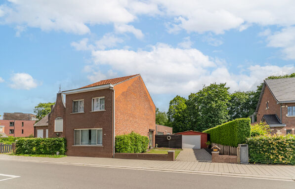Bent u op zoek naar een woning die u volledig naar eigen smaak kunt renoveren? Dan is deze gezinswoning, gelegen op een perceel van ca. 517 m² nabij het centrum van Beerse, zeker een bezoek waard.
Bij het betreden van de woning komt u in de ruime leefru