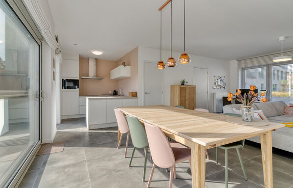 Deze stijlvolle en energiezuinige woning combineert hedendaags wooncomfort met een praktische indeling en een aangename buitenruimte.

Bij het binnenkomen verwelkomt de inkomhal je met een apart gastentoilet. Vervolgens kom je in de ruime leefruimte met o