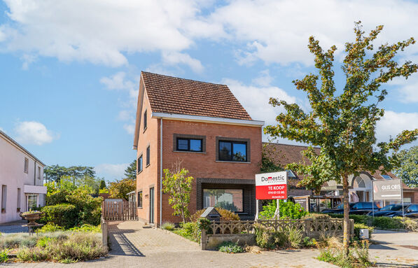 Deze gedeeltelijk gerenoveerde eengezinswoning is gelegen op een mooi perceel van ca. 832 m², op een boogscheut van het centrum van Vosselaar.
De woning werd opgetrokken in 1978 en beschikt op het gelijkvloers over een inkomhal, een aangename leefruimte