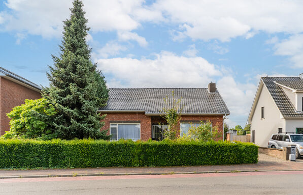 Deze te renoveren gelijkvloerse woning is uitstekend gelegen nabij het centrum van Vosselaar, op een ruim perceel van ca. 1.274 m&sup2;. Dankzij de ligging, de grote tuin en de vele mogelijkheden vormt deze woning een ideale opportuniteit voor wie op zoek is 