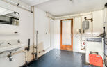 Deze bijzonder ruime, gedeeltelijk gerenoveerde gezinswoning geniet van een uitstekende ligging, vlak bij het centrum van Beerse. Dankzij de royale ruimtes en praktische indeling vormt deze woning de ideale thuisbasis voor gezinnen die op zoek zijn naar c