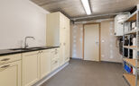 Bij het betreden van de woning wordt u verwelkomd in een verzorgde inkomhal met vestiaire en gastentoilet, die meteen de hoogwaardige afwerking van de woning weerspiegelt. Het gelijkvloers werd doordacht ingericht met een praktische bureauruimte, ideaal v